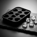 Moule à glaçons cœur noir avec glaçons cristal, photographie premium noir et blanc