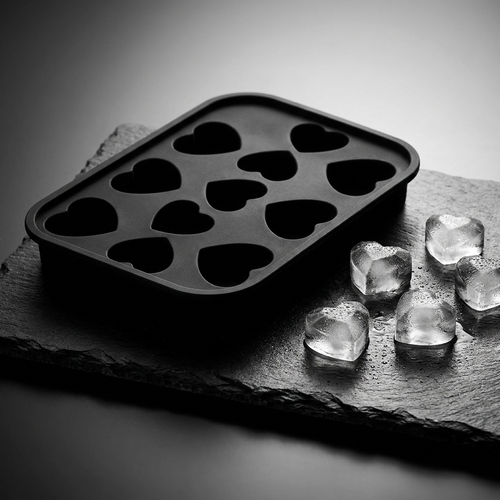 Moule à glaçons cœur noir avec glaçons cristal, photographie premium noir et blanc